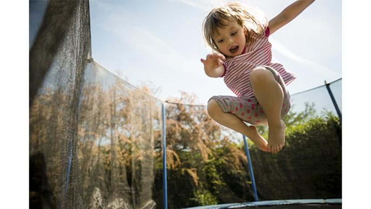 Crianças brincando no pula pula - Getty Images