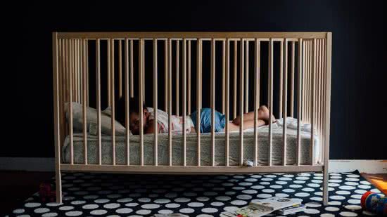 Bebê morre ao ficar com cabeça presa no berço durante o sono - Reprodução Think Stock
