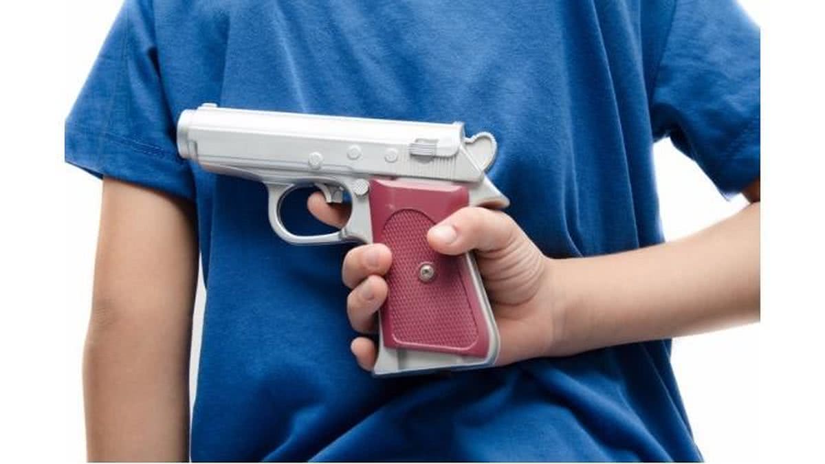 Menino entrou com a pistola do pai na escola sem ninguém perceber - iStock