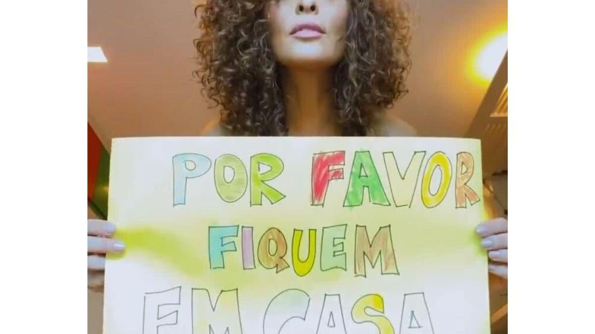 Imagem Juliana Paes compartilha vídeo com sua família segurando cartazes feitos à mão e faz apelo
