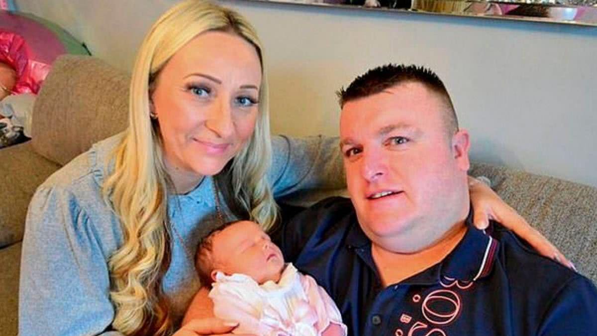 A mãe deu a luz bebê saudável após sofrer 14 abortos espontâneos - Reprodução/North News/Daily Mail