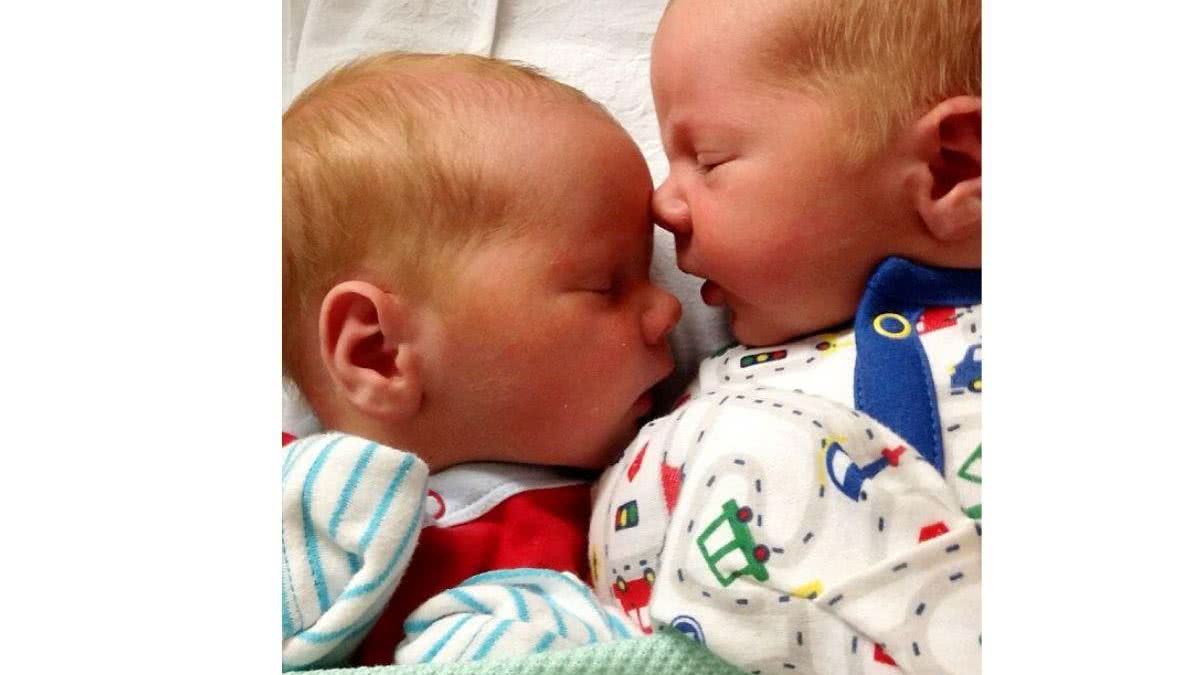 Mãe dá a luz aos gêmeos mais pesados da história da Escócia com mais de 7 quilos - reprodução Daily Mail