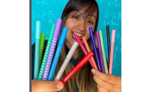 Professora incentiva aos a tirarem notas altas em matemática com figurinhas - Reprodução/ Instagram @professorajelindsay