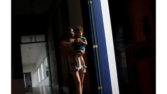 Diretora salva alunos - Eliene com o filho de 1 ano, em um hotel que está recebendo sobreviventes do desastre