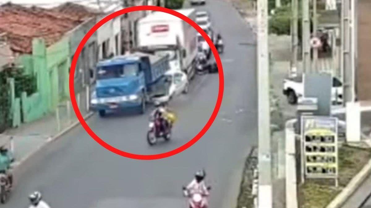 Motorista pula do carro e tira criança de veículo esmagado por caminhão em vídeo de arrepiar - reprodução Youtube