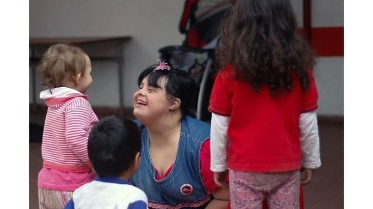 Professora com Down na Argentina encanta crianças (foto: reprodução/instagram)