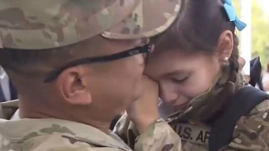 O soldado Andres Riviera abraçando o pai após a chegada - Reprodução/WSVN-TV