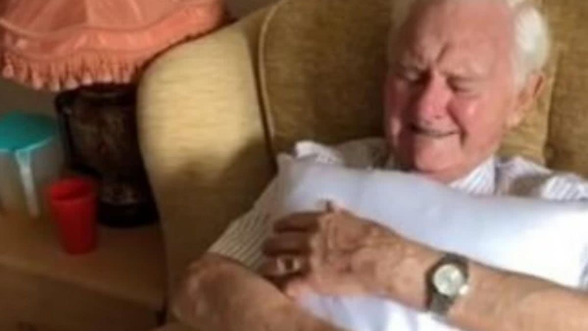 Imagem Vídeo: Idoso de 94 anos chora após ganhar travesseiro com o rosto da esposa que faleceu