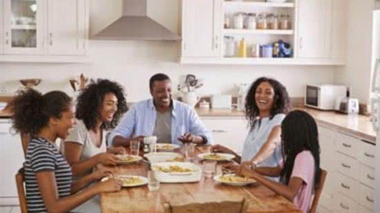 Jantar em família durante isolamento social - Getty Images