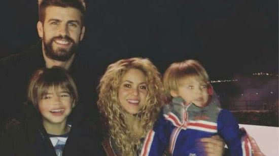Piqué e Shakira ao lado dos filhos - Reprodução/Instagram
