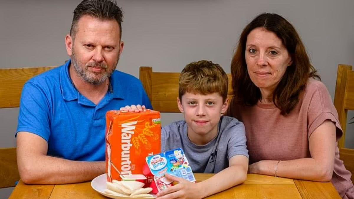 Menino passa 12 anos comendo apenas pão e iogurtes - reprodução Daily Mail / Carters News