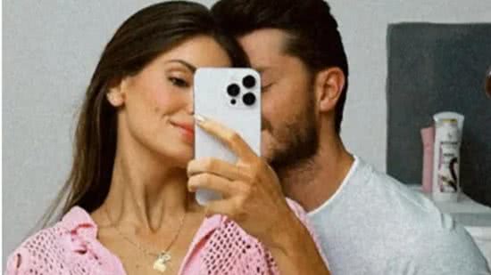 Gravidez? Camila Queiroz e Klebber Toledo aparecem em foto com a mão na barriga - Reprodução/Instagram