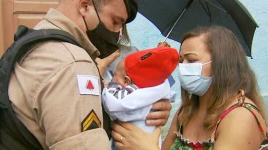 Os policiais conseguiram salvar o recém-nascido - Reprodução/ G1/ Erlei Peixoto/ EPTV