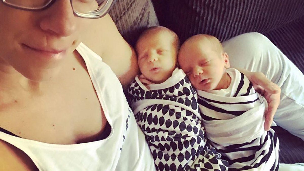 Amy Griffith com seus filhos gêmeos – Foto: Reprodução/ Instagram/ @amy_exercisingbalance
