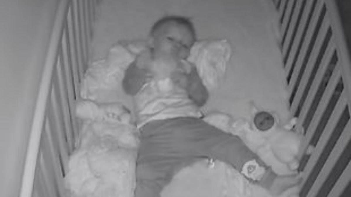 A criança não queria mais dormir no quarto após ouvir vozes vindo da câmera - Reprodução/The Mirror