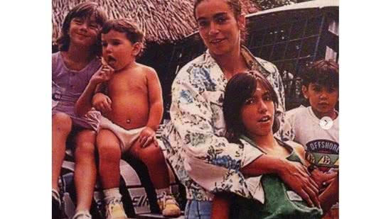Isabel Salgado ao lado das filhas, Carol e Maria Clara, que também seguiram carreira no vôlei - Reprodução/Instagram/@carol_solberg