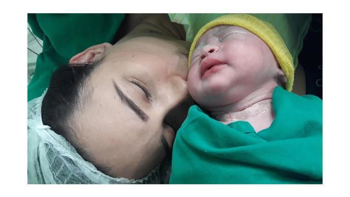 Aline e a filha Elissa momentos pós parto - reprodução/ G1