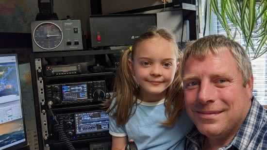 Menina de 8 anos entra em contato com astronauta após usar rádio amador do pai - Divulgação/Twitter/@m0lmk