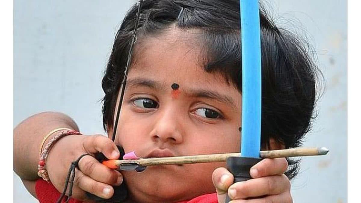 Imagem Menina de 2 anos é destaque em tiro com arco e flecha