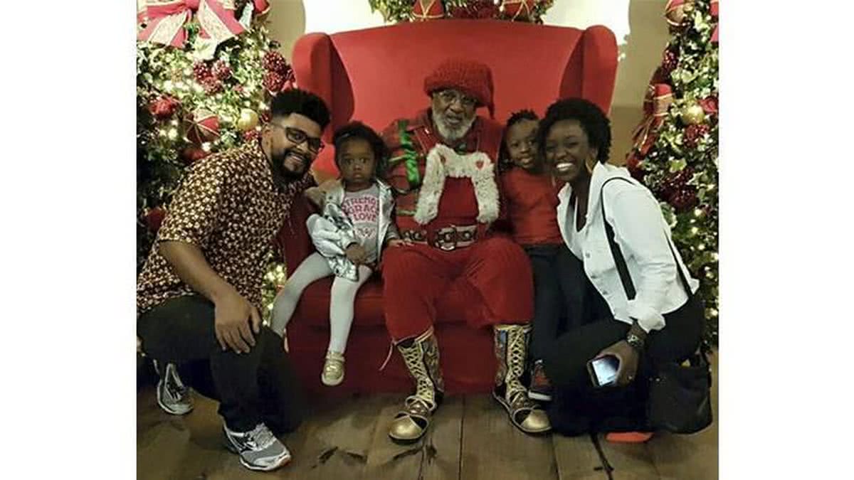 Família se emociona ao conhecer Papai Noel negro - Reprodução Facebook