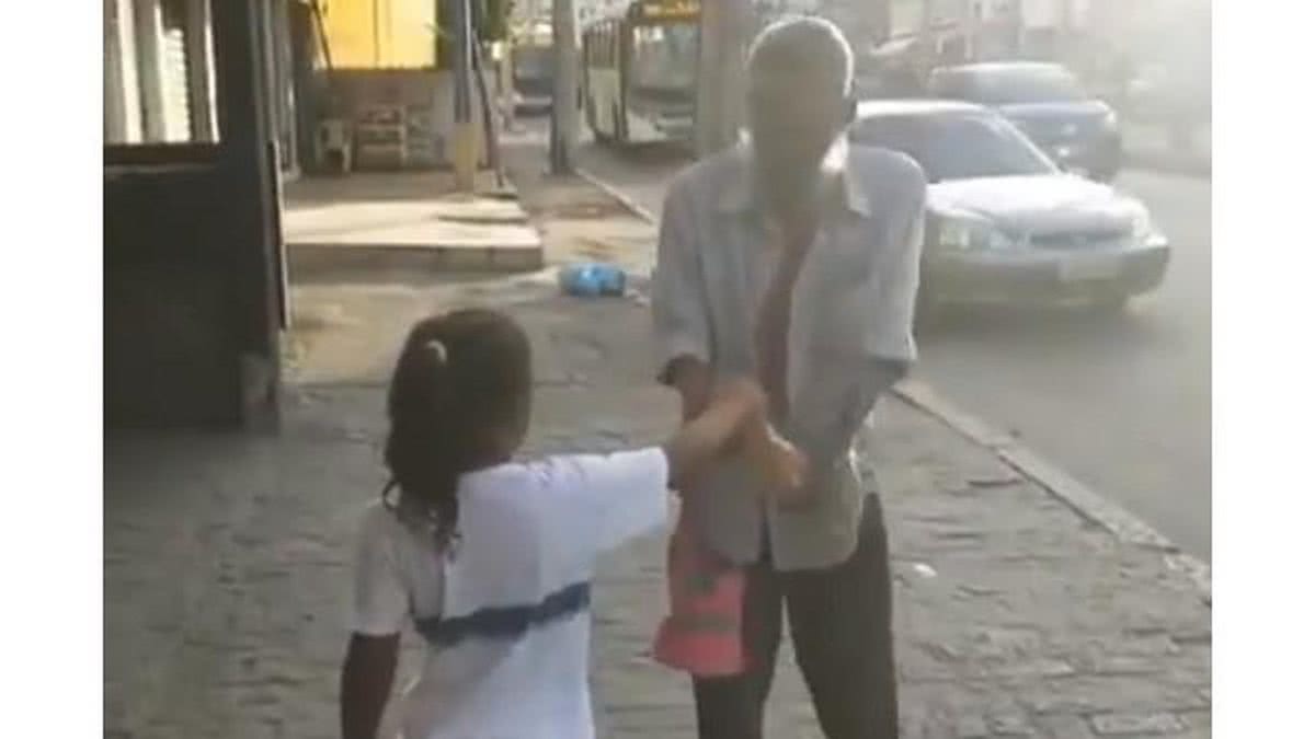 Nicoly abre mãe de um lanche para dar comida a um homem em situação de rua - Reprodução/Twitter