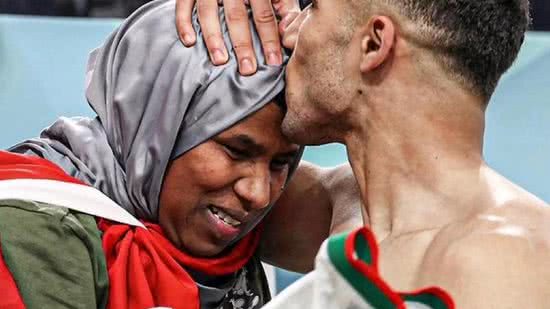 Jogador do Marrocos comemora vitória contra a Bélgica com a mãe na arquibancada - Reprodução/Instagram