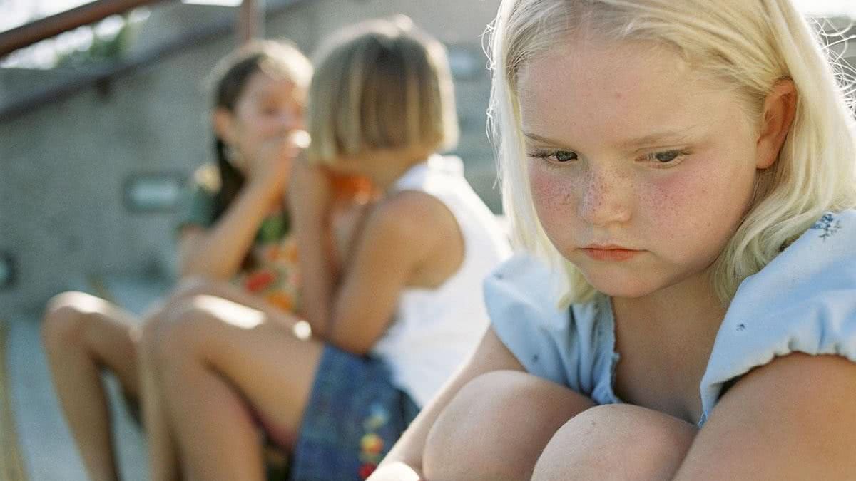 A menina estaca sofrendo bullying na escola - Getty Images