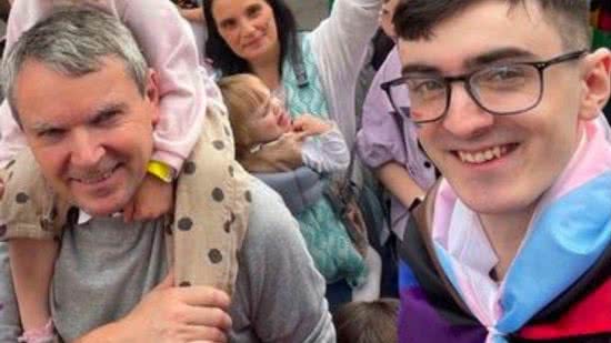 A família compareceu na parada LGBT da Grã-Bretanha - Reprodução/The Sun