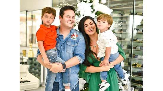 Matheus, ao lado da esposa, Paula Aires, e dos filhos Davi e João Pedro - Reprodução/Instagram