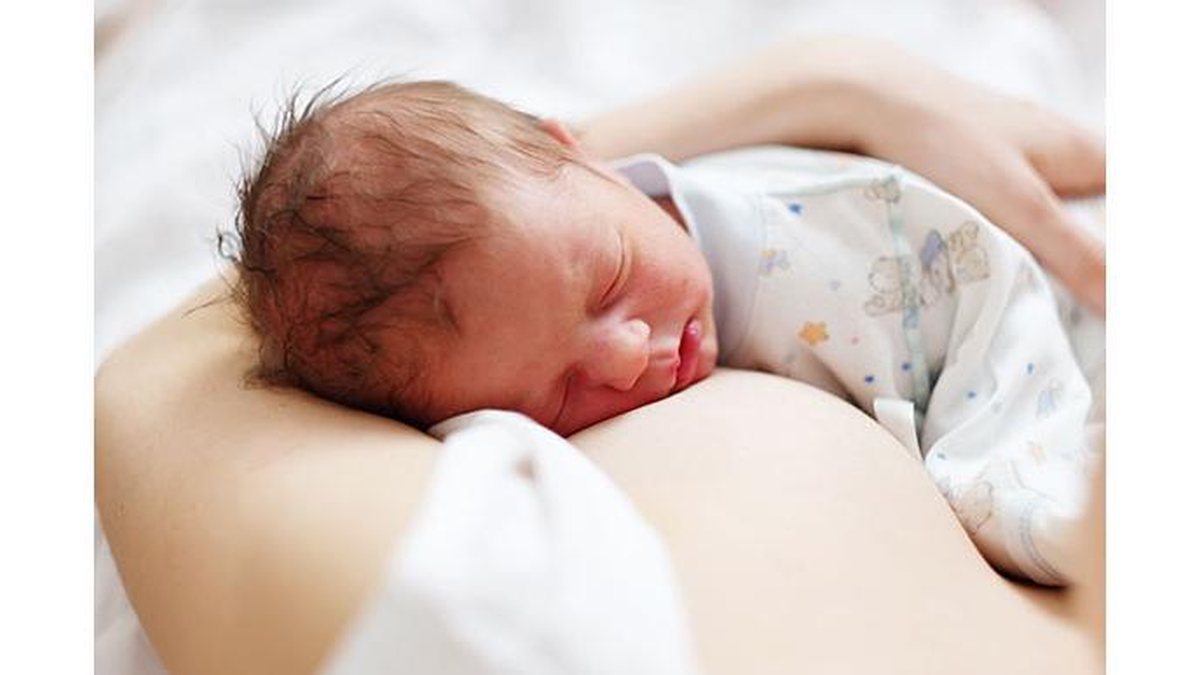Os pais devem ser responsáveis por programar os melhores horários para deixar em dia os cuidados com o bebê - Shutterstock