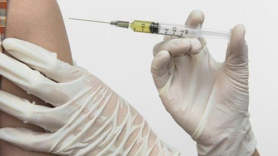 Vacinação contra covid-19 - Shutterstock
