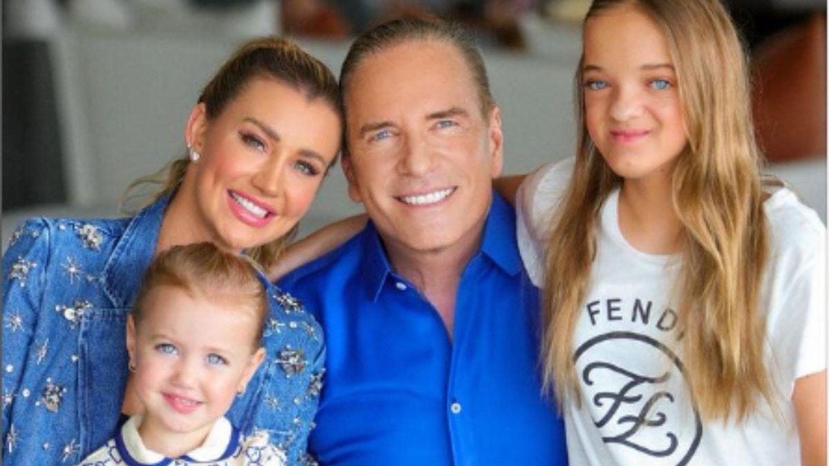 Roberto com a esposa e as filhas, Vicky e Rafaella - Reprodução/Instagram
