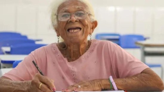 Idosa aprende a ler e escrever aos 90 anos - Divulgação/ Xande Manso