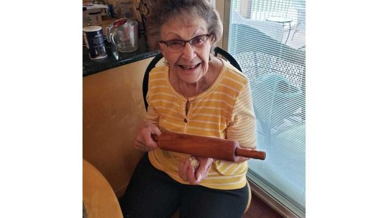 A ‘nona’ Lucy tem 97 anos de idade (Foto: reprodução / Facebook 