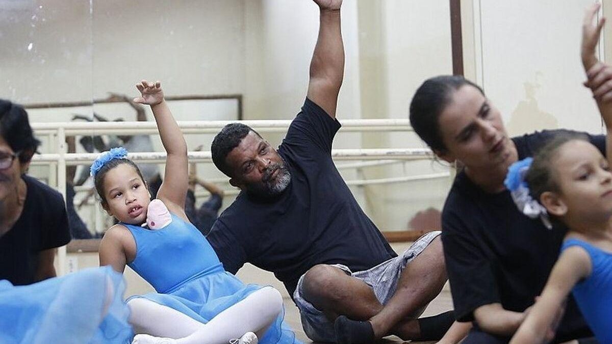 Pai ajuda filha autista na aula de balé - Reprodução