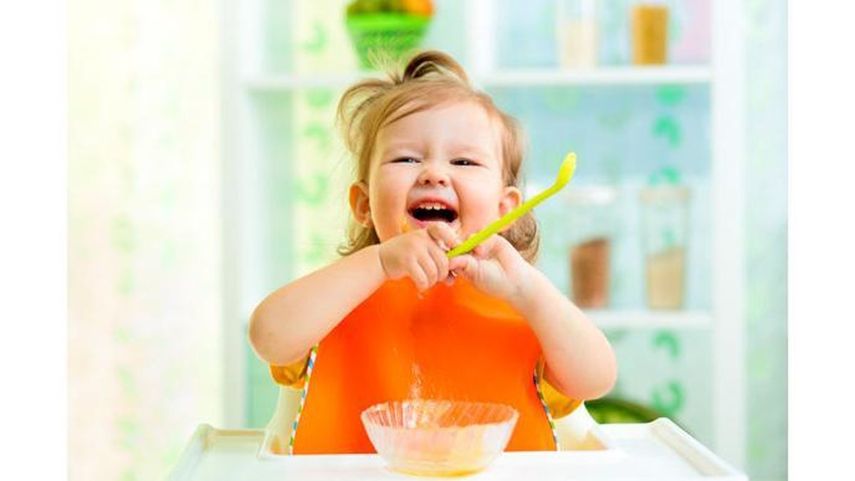 Deixar o bebê explorar os alimentos e comer sozinho é essencial - Shutterstock