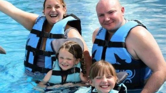 Alex, seu marido e suas filhas durante viagem ao México, onde mergulharam com os golfinhos - Reprodução/Arquivo pessoal/Extra