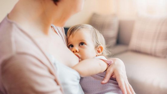 Foi comprovado que mães vacinadas transmitem anticorpos pelo leite materno - Getty Images