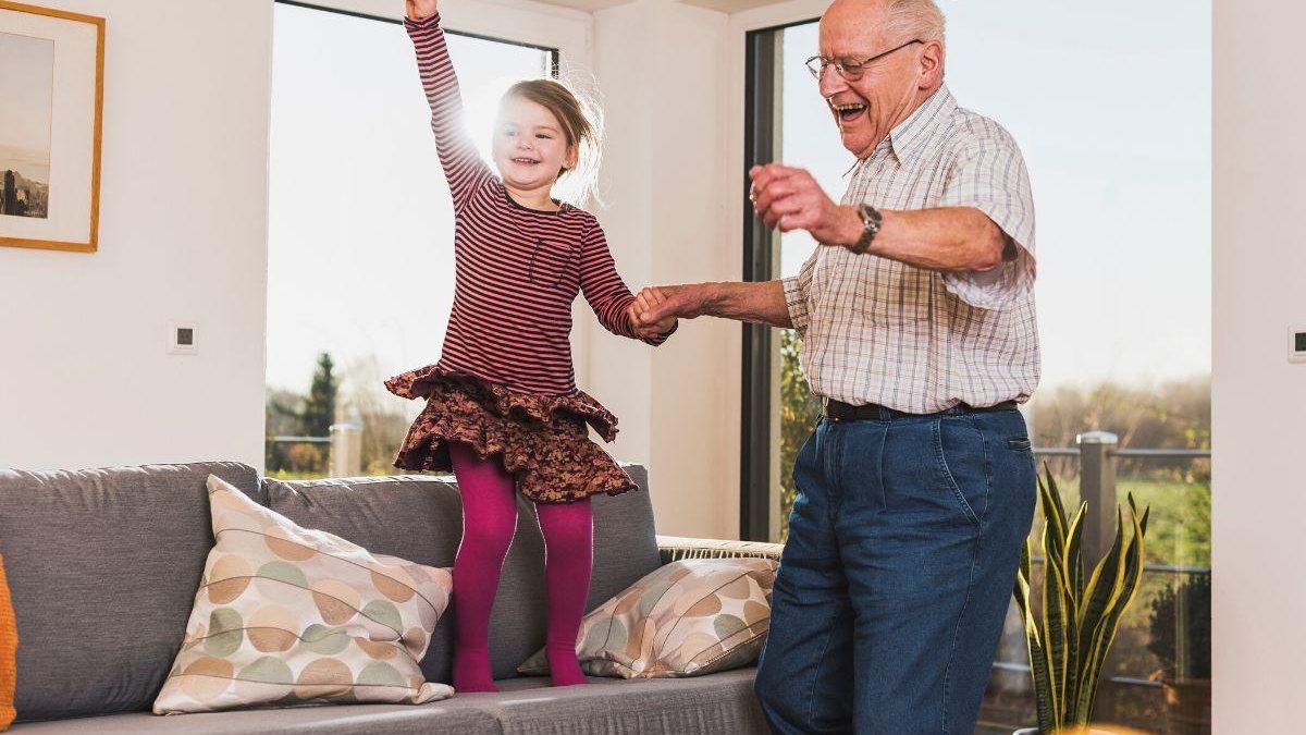 Avô e neta dançam à distância durante quarentena e o vídeo com certeza irá te fazer sorrir - reprodução Facebook