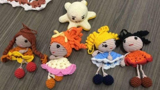 Curitibana produz bonecos de crochê para doação - Curitibana produz bonecos de crochê para doação (FOTO: Reprodução / Tribuna PR / Arquivo pessoal)