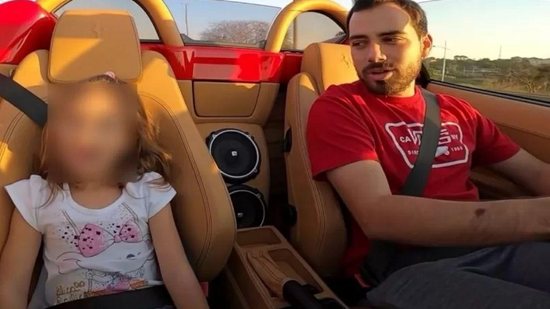 Youtuber Luan Galasso coloca a vida da filha pequena em risco ao acelerar Ferrari - Reprodução / UOL / YouTube