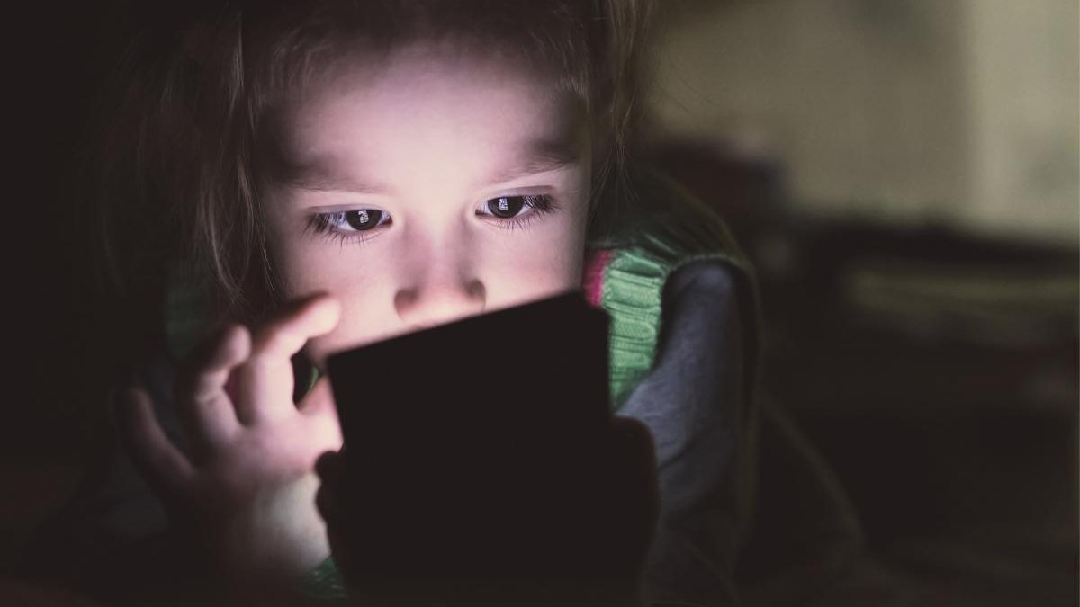 O tempo gasto das crianças no celular pode ser prejudicial à saúde - iStock