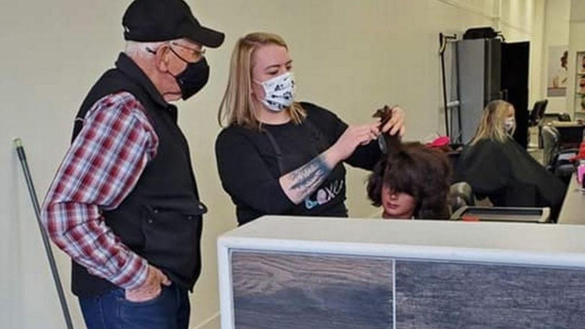 Homem pede ajuda para aprender a arrumar cabelo da esposa após ela não conseguir mais - reprodução Facebook / The Sun