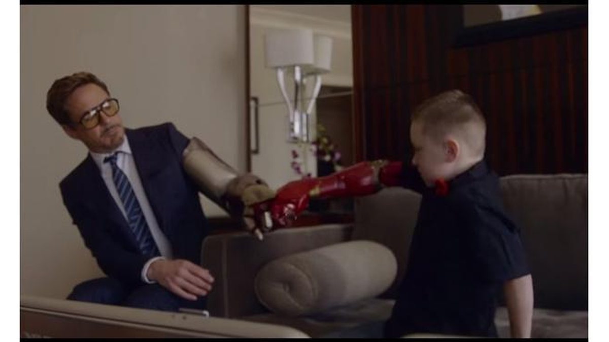 Imagem Robert Downey Jr. dá a garoto deficiente braço biônico do Homem de Ferro