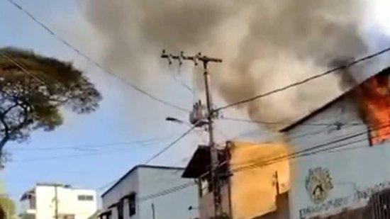 Após brincadeira com isqueiro, casa pega fogo em Belo Horizonte - Reprodução/G1