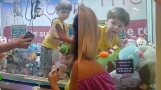 Mãe de menino que ficou preso em caça-brinquedos chama o filho para tentar tirá-lo do equipamento - reprodução/Twitter/@PadreMiguelNews