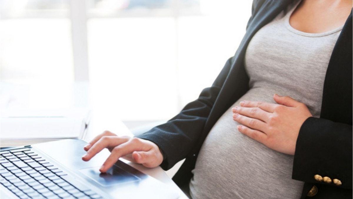 O salário-maternidade é um benefício pago à mulher (ou homem) que precise se ausentar do trabalho para cuidar do filho - Getty Images