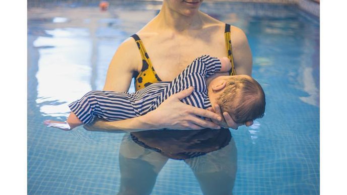 Mãe é expulsa por amamentar filho na piscina - Getty Images
