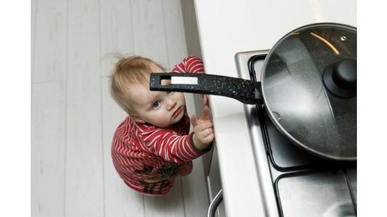 child-safety-at-home-concept-toddler-reaching-for-pan-on-the-stove-in-picture-id931131502 - Foto: Istock