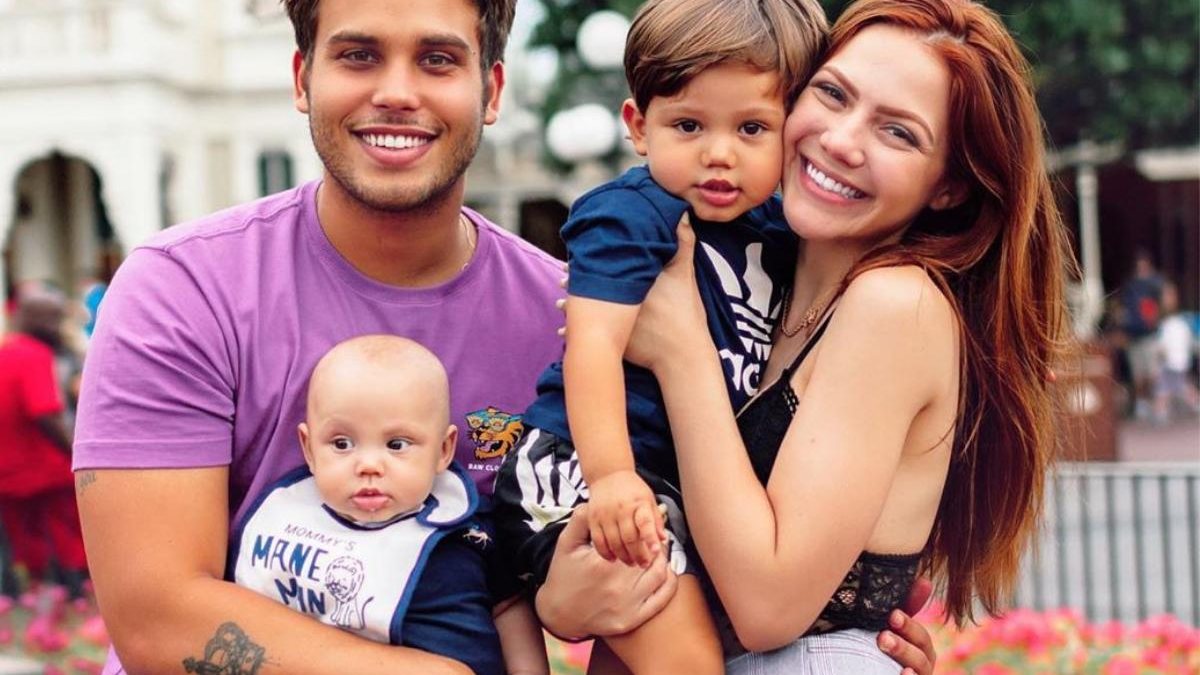 Sarah e Jonathan com seus três filhos - Reprodução / Instagram @jonathancouto